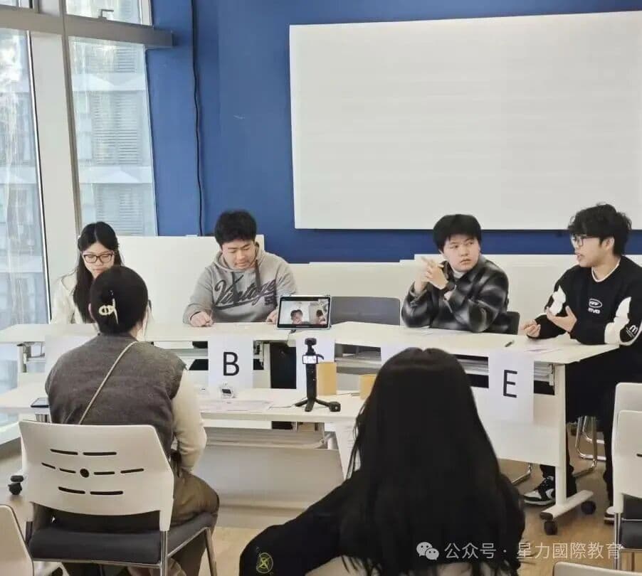 星力官方文章中的口試模擬照片,學生圍桌參與小組討論