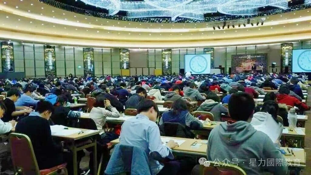 官方文章所附的創辦人過往 DSE 模擬考試活動,多排學生在會場作答